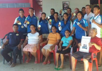 Entregan títulos de propiedad a familias de atletas de remo que ganaron medallas en los Juegos Centroamericanos
