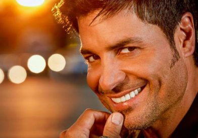 Chayanne se convierte en el Papá Noel más sexy esta Navidad