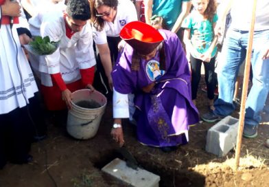 Cardenal Brenes coloca primera piedra de nueva capilla católica en Ciudad Sandino
