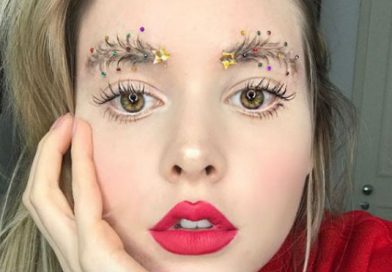 Guapas jóvenes sorprenden con singular moda para Navidad