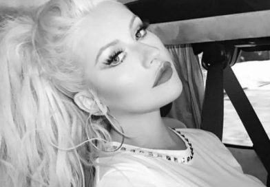 Sexy descuido pone al descubierto seno de Christina Aguilera
