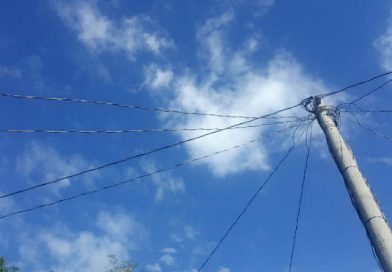 Familias del barrio Cooprenic pasarán navidad con luz eléctrica segura y estable