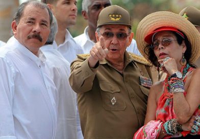 Camandante Daniel y Compañera Rosario saludan al presidente Raúl Castro en ocasión de la entrada al año 60 de la Revolución Cubana