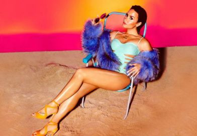 Demi Lovato se toma una selfie, pero enseña de más por su escote