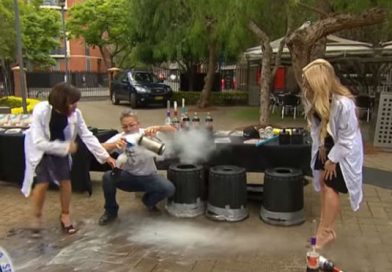 (+Video) Presentadora de televisión casi pierde la cabeza al hacer experimento con nitrogeno liquido