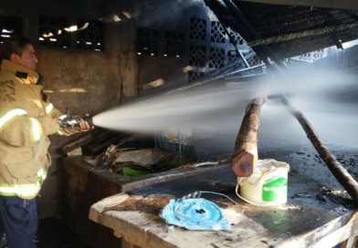 León: Incendio arrasa con parte de humilde vivienda en Mina El Limón