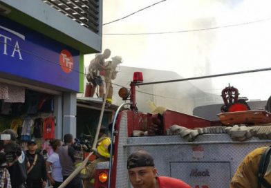 Fuerte incendio destruye tienda en el Mercado Oriental