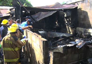 Incendio reduce a cenizas vivienda en Reparto Schick