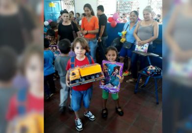 Continúa entrega de juguetes en el distrito IV y V de la capital