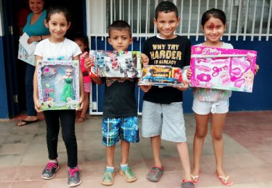 Niños y niñas de El Rama reciben juguetes en esta navidad