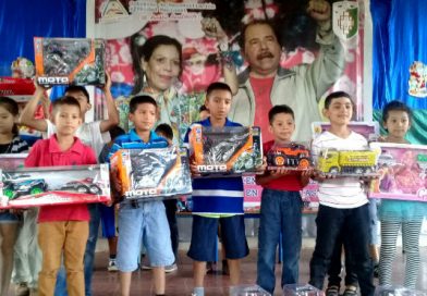 Estudiantes de primaria en Chontales reciben juguetes de parte del Gobierno Sandinista