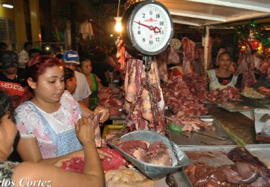 Buscan ingredientes para la cena navideña