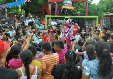 La niñez nicaragüense disfruta de las piñatas navideñas