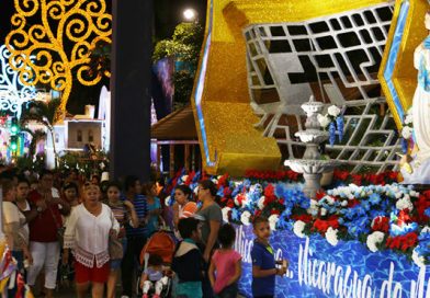 Familias visitan masivamente los altares de la Virgen en vísperas de la Gritería