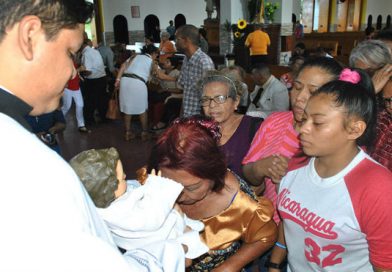 Celebran misa en la Solemnidad de la Natividad del Señor en la Catedral de Managua