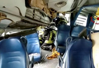 Así se deformó el interior del tren descarrilado cerca de Milán