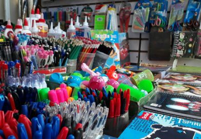 Los comerciantes del Mercado Oriental ofertan útiles escolares