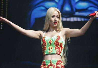 Iggy Azalea hizo un candente baile en un jumpsuit transparente y sin sostén