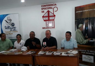 Comunidad Cristiana San Ramón entrega libros a Pastoral Juvenil Nacional