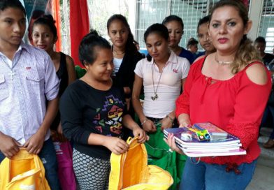 Chontales: MINED entrega paquetes escolares en la comarca "Puerto Díaz" de Juigalpa