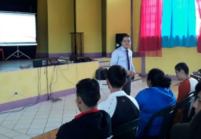 MINED capacita a docentes con el idioma inglés