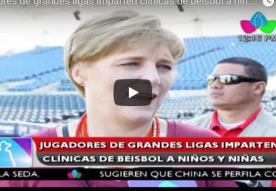 Jugadores de grandes ligas imparten clínicas de béisbol a niños y niñas