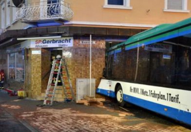 Choca autobús escolar y deja al menos 48 heridos en Alemania