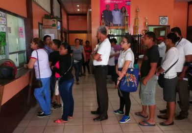 Contribuyentes viejanos cumplen sus obligaciones a la municipalidad