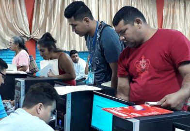 Decenas de jóvenes se inscriben para estudiar carreras técnicas en el Manuel Olivares