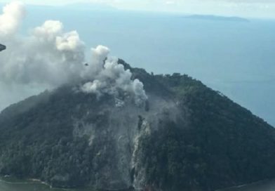 Una isla entra en erupción obligando a evacuar a toda su población y advierten de riesgo de tsunamis