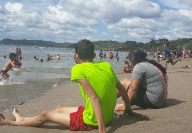 Familias nicaragüenses visitan las playas del departamento de Rivas este primero de enero