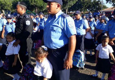 Hijos e hijas de la Policía Nacional reciben útiles escolares