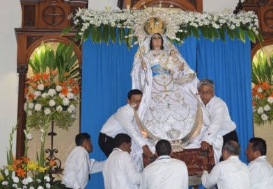 Inician fiestas patronales de Diriomo con la tradicional bajada de la Virgen de Candelaria