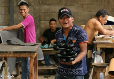 Artesanos del calzado trabajan arduamente para temporada escolar