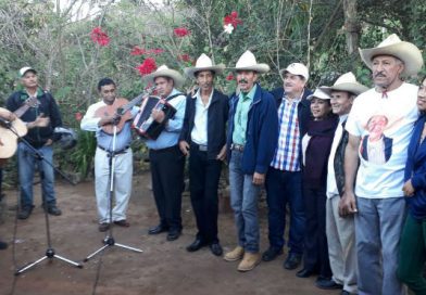 Celebran 100 años de don Felipe Urrutia, ´el Trovador de Las Segovias´