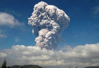 Indonesia activa la alerta roja por la erupción del volcán Sinabung en la isla de Sumatra