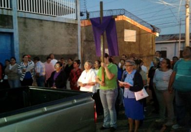 Fieles católicos celebran el Santo Viacrucis en la iglesia Monseñor Lezcano de Managua