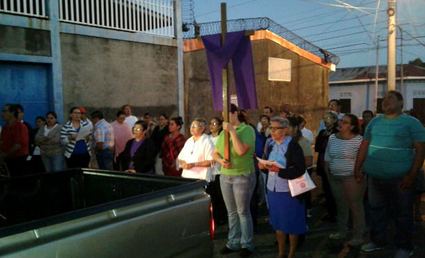Fieles católicos celebran el Santo Viacrucis en la iglesia Monseñor Lezcano de Managua