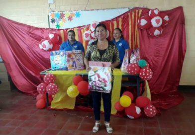 Docentes jubilados del Centro Educativo Clementina Cabezas reciben reconocimientos