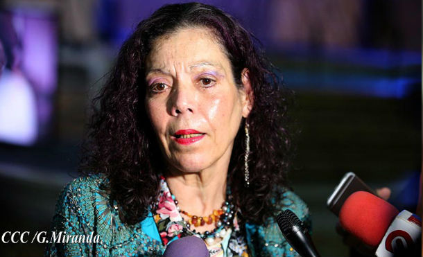 Compañera Rosario después de entrega de Orden Rubén Darío al pastor David Spencer (24 de Febrero de 2018)