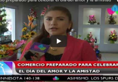 Comercio preparado para celebrar el día del amor y la amistad