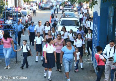 Compañera Rosario invita a estudiantes a comprometerse para mejorar calidad educativa en nuestro país