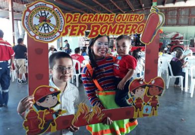 Niños juegan a ser bomberos por un día