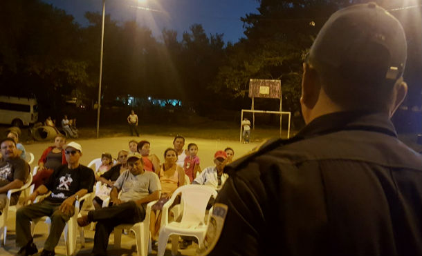 Bomberos llevan charla preventiva a barrio La Cruz del Paraíso