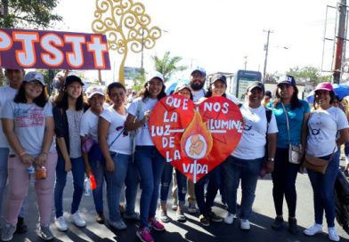 Católicos desfilan por amor a la vida