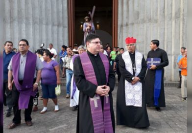Cardenal Brenes encabeza el primer Viacrucis de cuaresma en la catedral de Managua