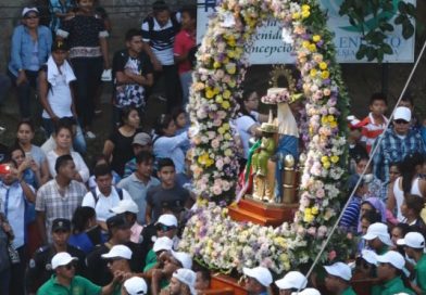 Cat&oacute;licos celebran el tope de los Santos en honor a la virgen de Monserrat