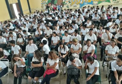 Estudiantes de secundaria reciben reforzamiento escolar de universitarios