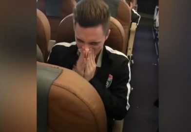 Un futbolista se limpia la nariz con un billete de alta denominación y lo tira al suelo