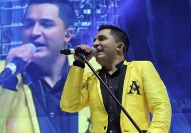 Vocalista de la Banda el Limón, “asusta” al público con gran bulto en su entrepierna